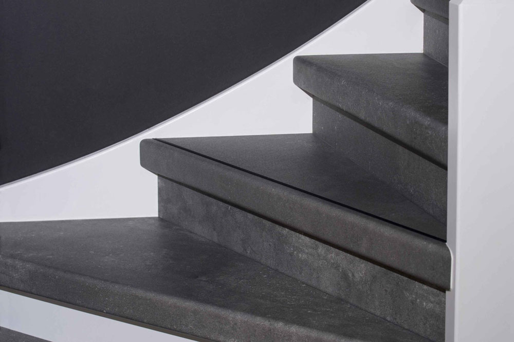 Zwarte trap in het materiaal PVC-Vinyl met zwarte stootborden en witte wangen uit de collectie Cemento Pro Line