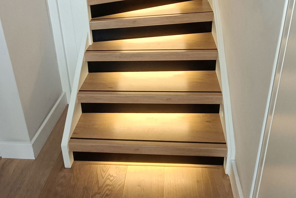 Afbeelding van een lichte laminaat trap, geplaatst door Fouw Living